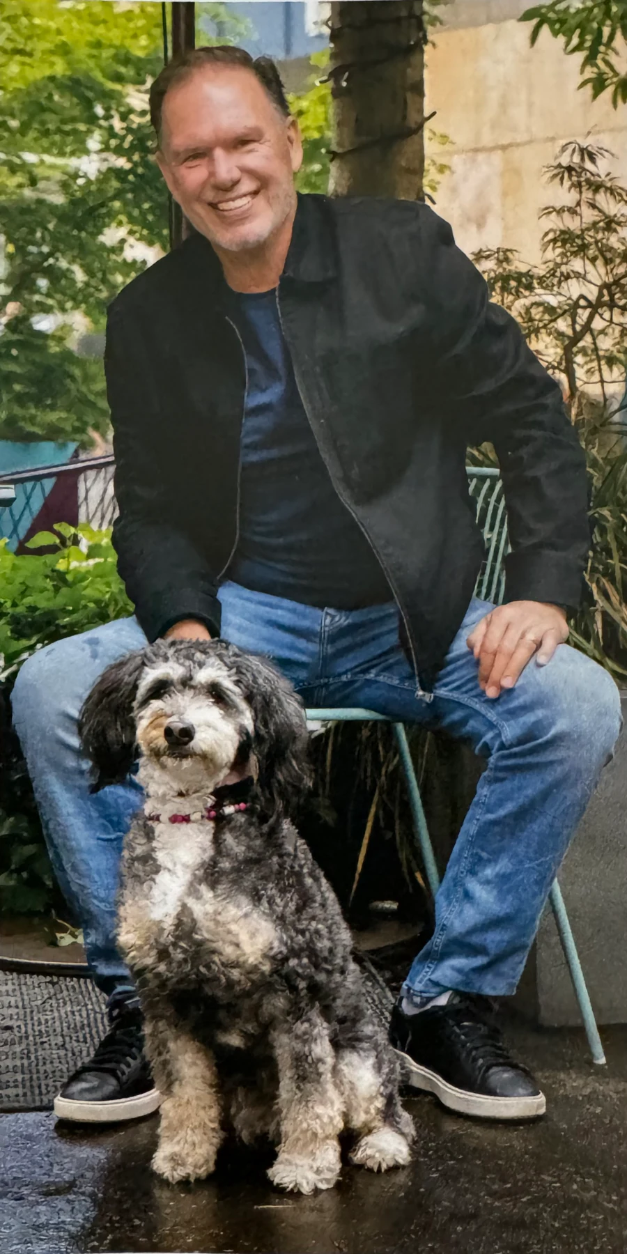 Colin Müller sitzt mit seinem Hund Marley